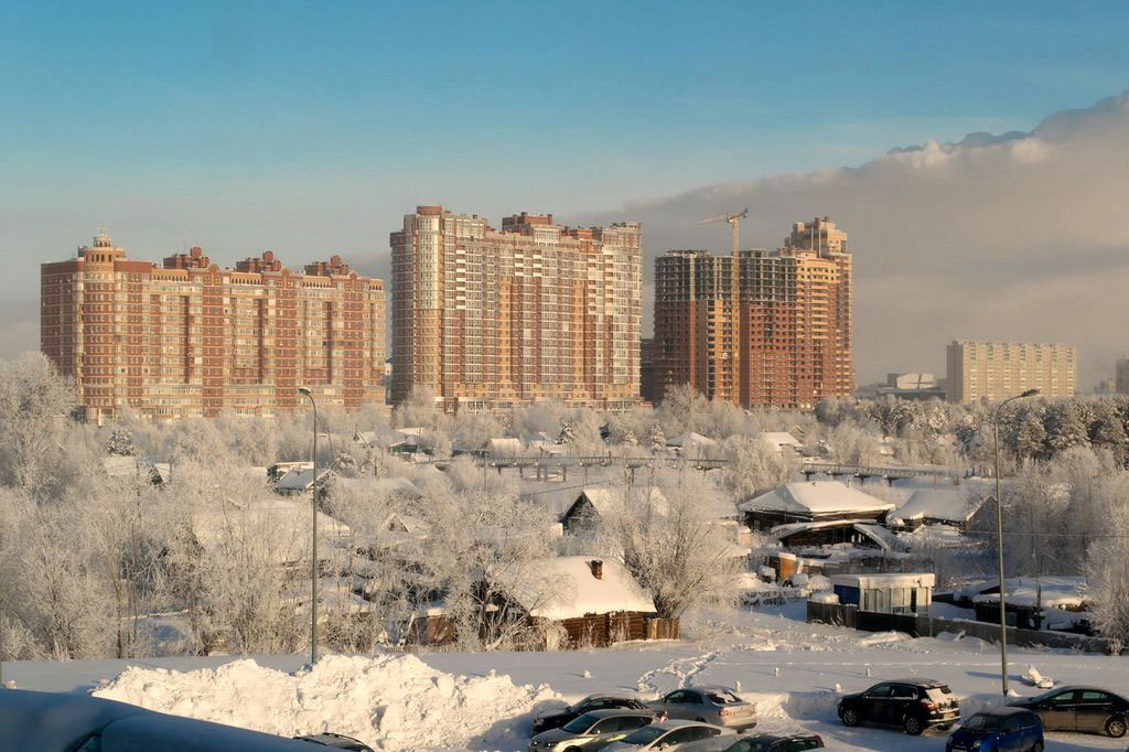 Сургут зимой. В городе еще остались старые деревянные дома, в основном на окраинах. На этой фотографии на улице примерно −30 °C. Источник: http://pravdaurfo.ru