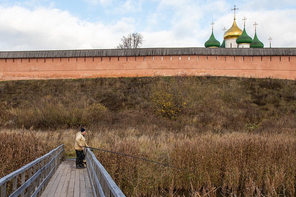 монастырская стена Суздаль