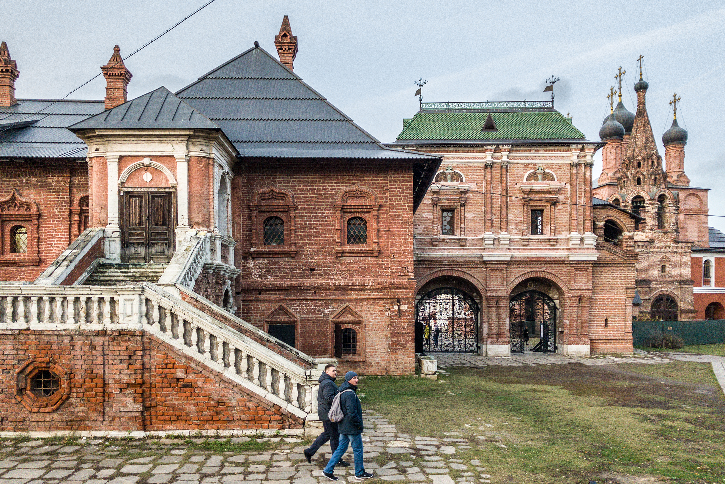 Комплекс Крутицкого подворья — не только древние храмы, но и целая старинная улочка с деревянными домами и булыжной мостовой