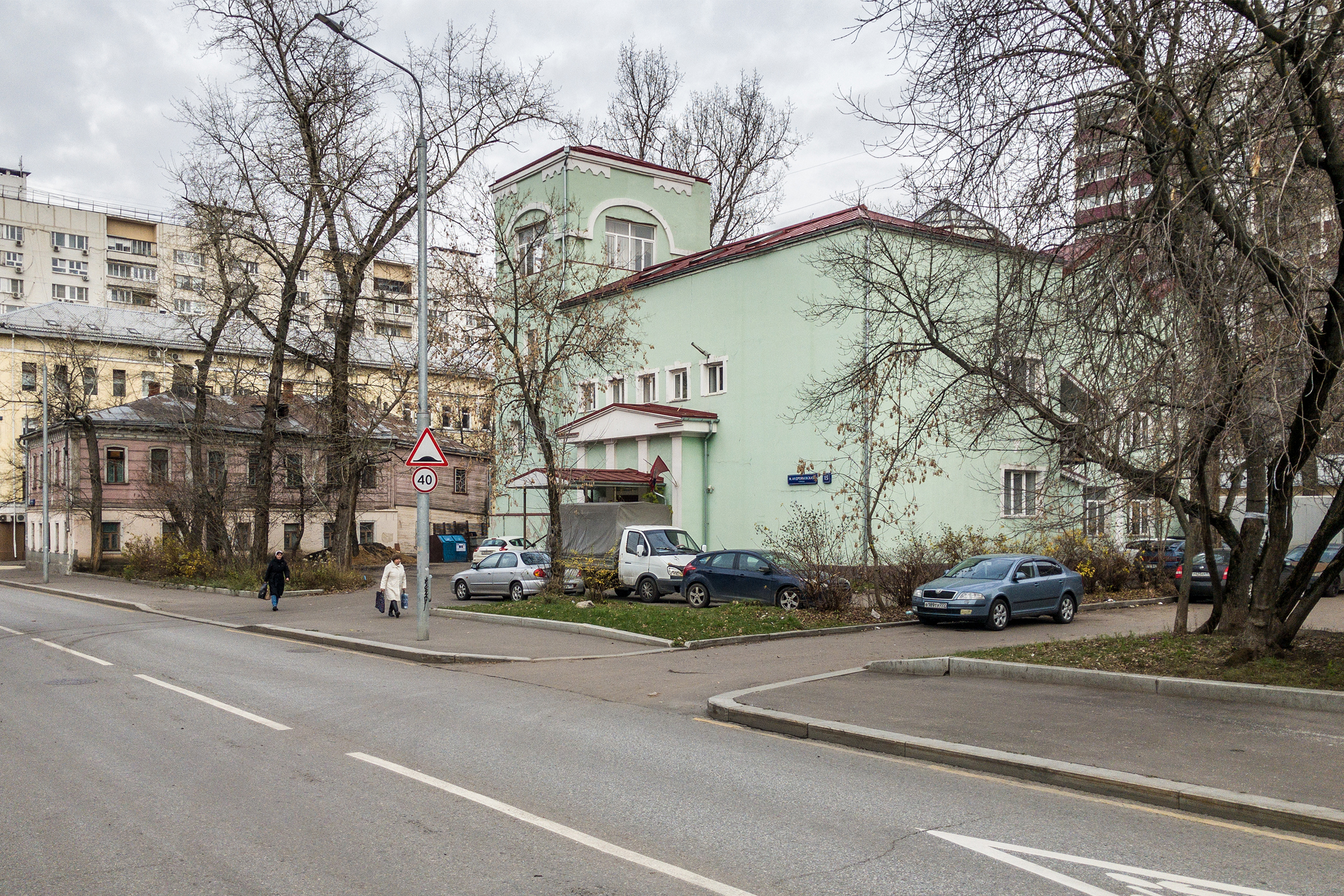 Так сейчас выглядит старообрядческая церковь Николы Чудотворца Никольско-Рогожской общины. Внутри — офисы и учебное заведение. На этом снимке заметна характерная для Таганки эклектичность застройки: советские панельки, здание 19 века, деревянный дом и храм