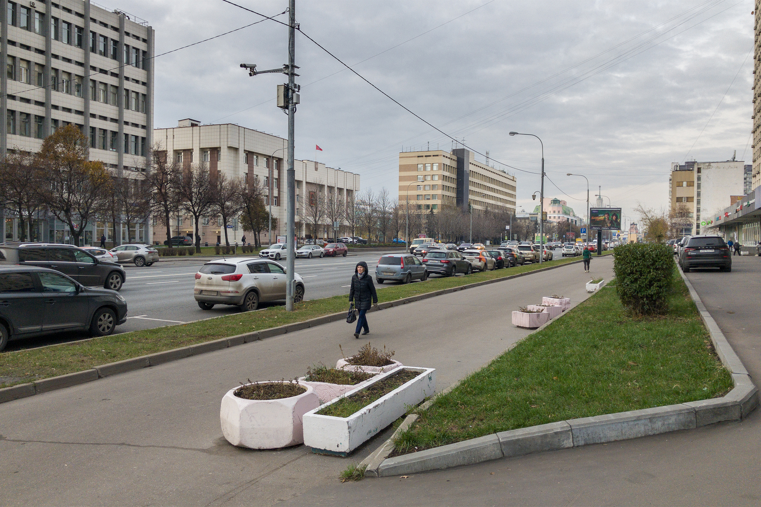 Сейчас это широкая автострада, и гулять вдоль семнадцатиэтажек по Марксистской улице совсем не хочется