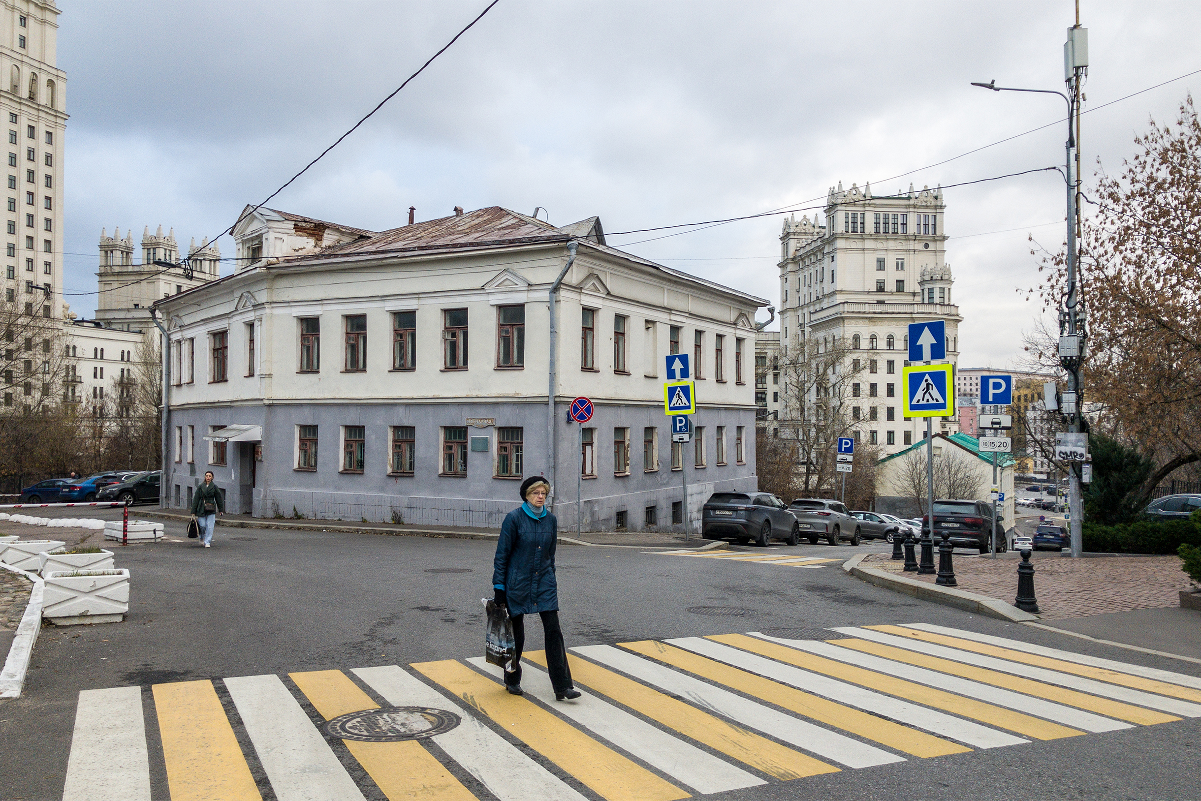 На перекрестке Гончарной улицы и Большого Ватина переулка снимали десятки сцен отечественного кино — эпизоды из «Покровских ворот», например. Здание внизу переулка в скором времени собираются перестроить в небольшой жилой дом — разумеется, очень дорогой и престижный