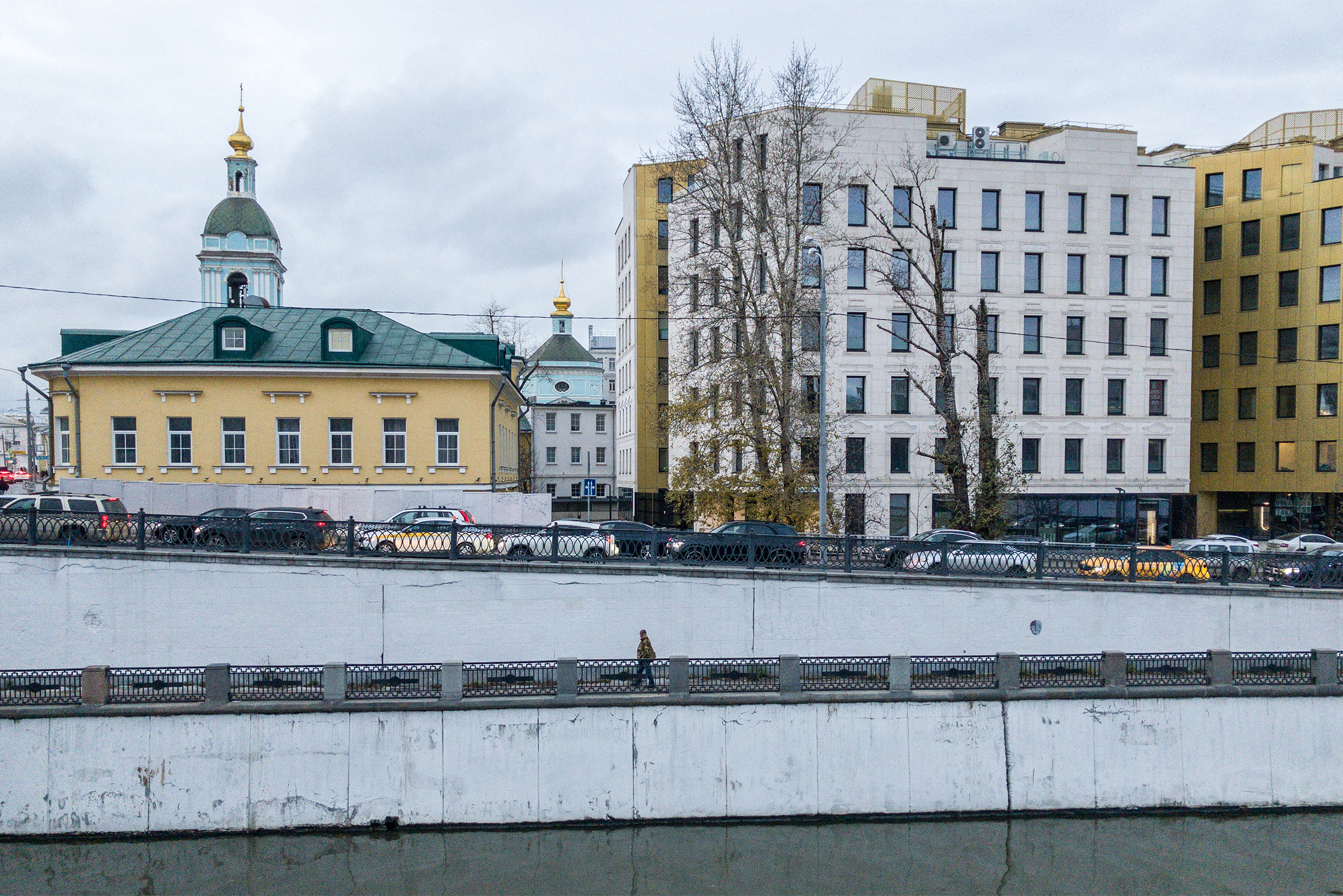 Вид на ЖК «Титул» с другого берега Яузы — с Берниковской набережной