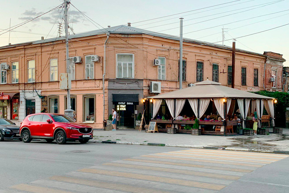 «Культ вина» на Петровской — бар, в котором можно выпить и перекусить. Бургер с телятиной стоит 490 ₽, а брускетта с лососем и авокадо — 390 ₽