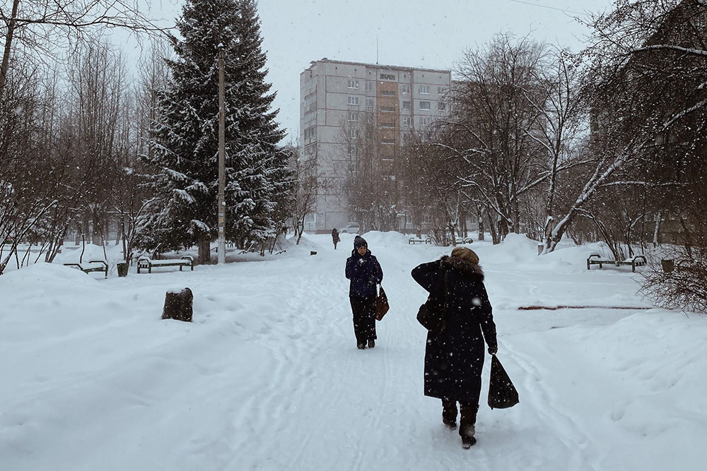 Это центральная аллея в Линеве. Здесь было не слишком ухоженно, но как минимум стояли лавочки