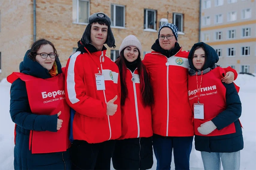 Волонтеры фонда у стен онкоцентра перед флешмобом ко Всемирному дню рака, 15 февраля 2022 года