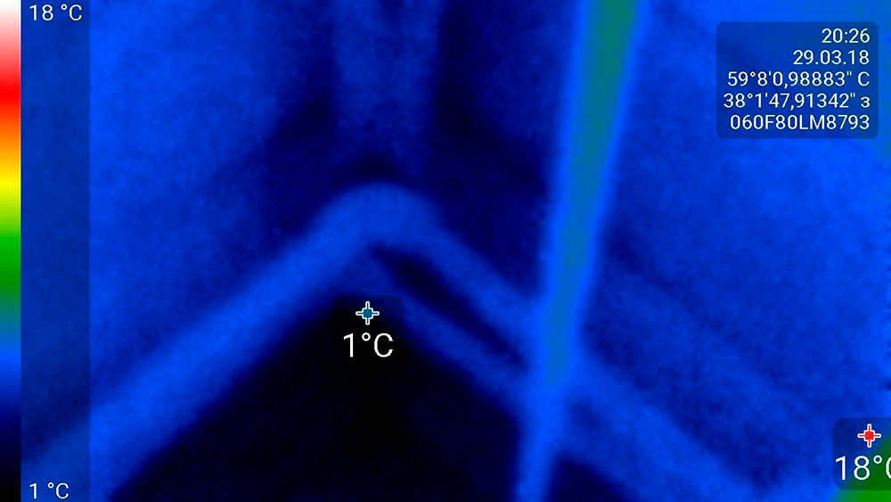 Картинка с тепловизора: один градус на полу в углу дома. Углы — самые холодные части стены, так как здесь наибольшая площадь контакта стены с улицей
