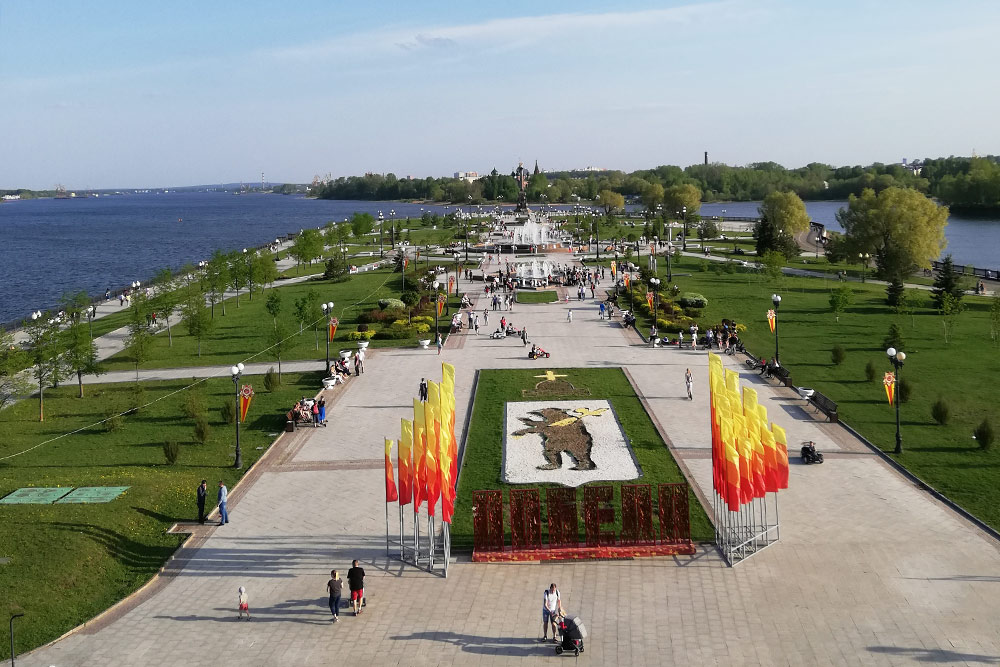 В Ярославле нам предлагали автобусную экскурсию. Вместо нее мы пошли гулять по стрелке — мысу между реками