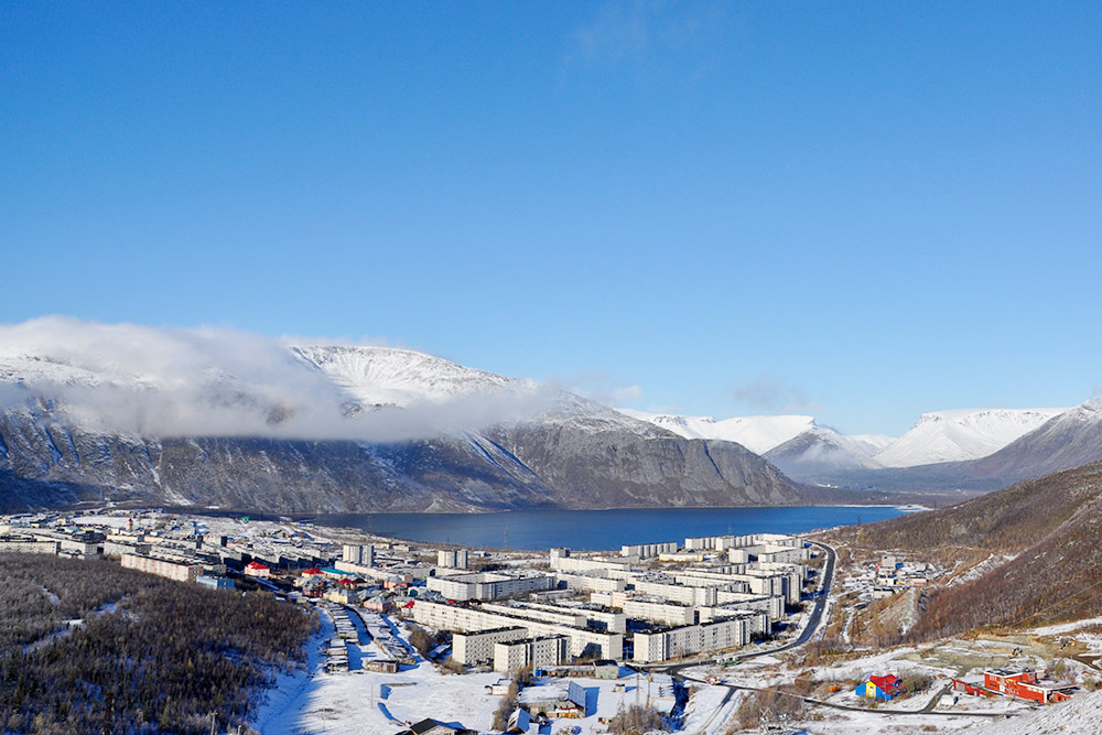 Так выглядит Кировск с высоты северного склона горнолыжного курорта, за городом видно озеро Большой Вудъявр, а за озером уже начинаются Хибины