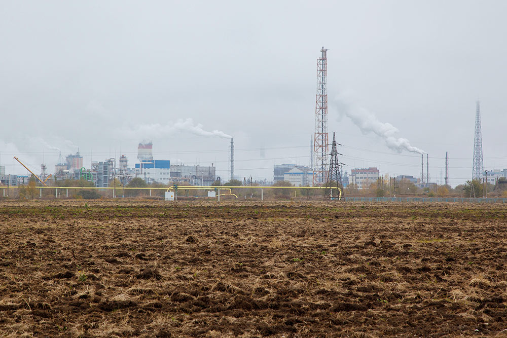 Картина, открывающаяся при въезде в город по Обводному шоссе. Коптящие химзаводы — постоянный повод для возмущения горожан