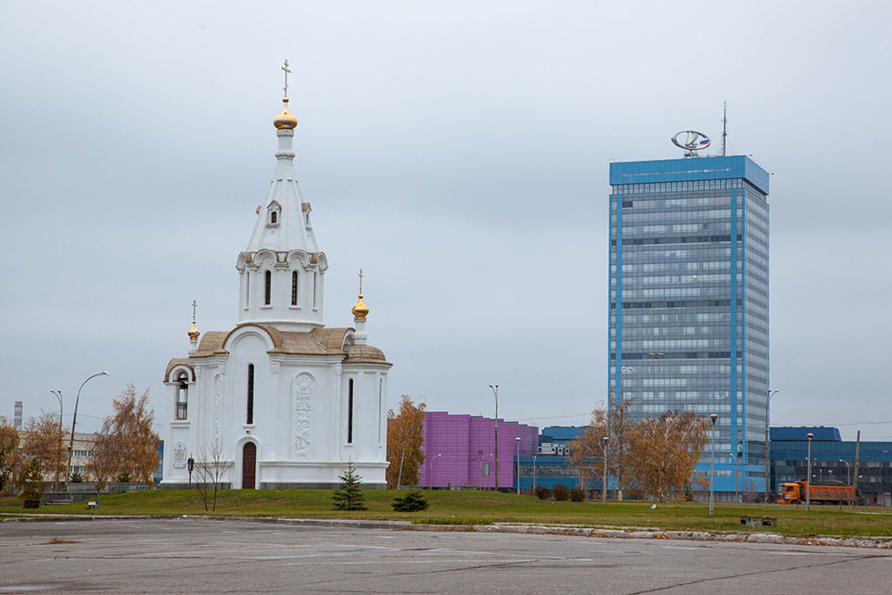 Голубая высотка — здание заводоуправления. В нем находятся офисы топ-менеджеров «Автоваза»