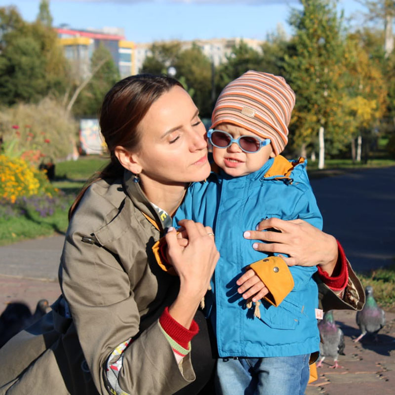 Моя подруга Наташа. Даже когда ее сын Дима плачет, она сохраняет невозмутимое спокойствие и знает, как его успокоить