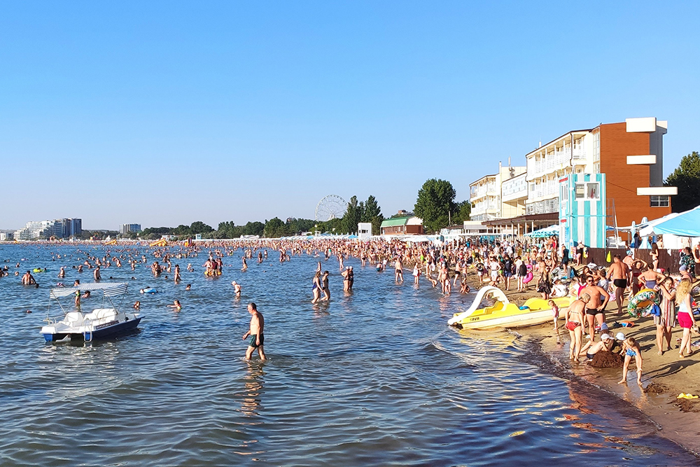 Так в 2021 году выглядел центральный пляж Анапы. Именно поэтому я считаю, что поехать туда, где почти нет туристов, — отличная идея