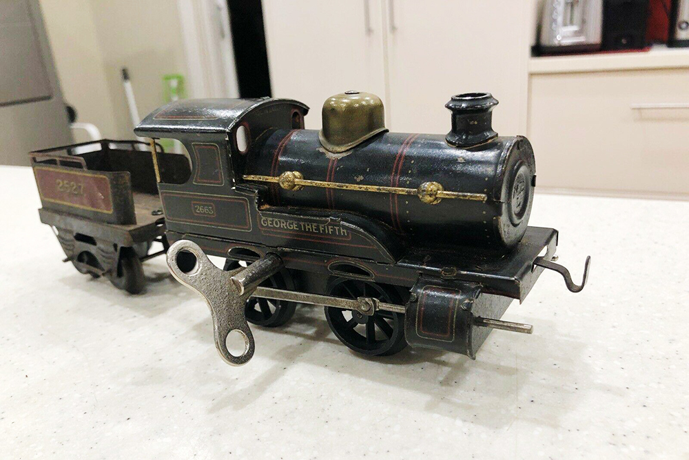 Английский заводной локомотив фирмы Hornby 1920⁠-⁠х годов. Источник: ogrforum.ogaugerr.com