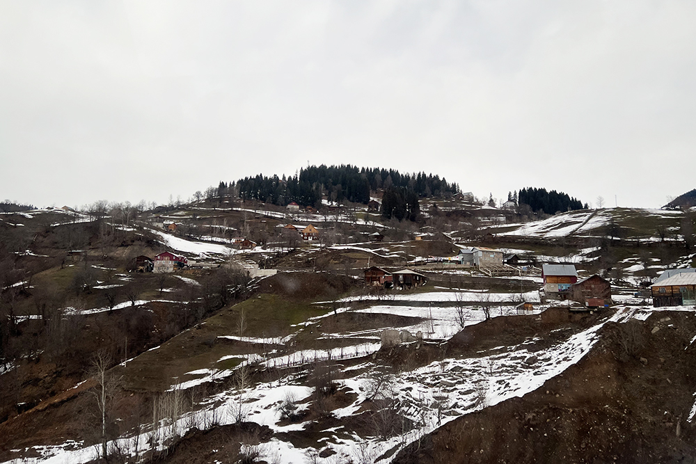 Чем ниже спускаемся по серпантину, тем меньше снега