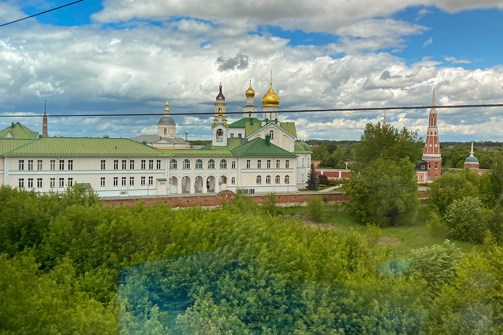 От скуки фотографирую пейзажи за окном. Это Богоявленский Старо-Голутвин мужской монастырь в Коломне