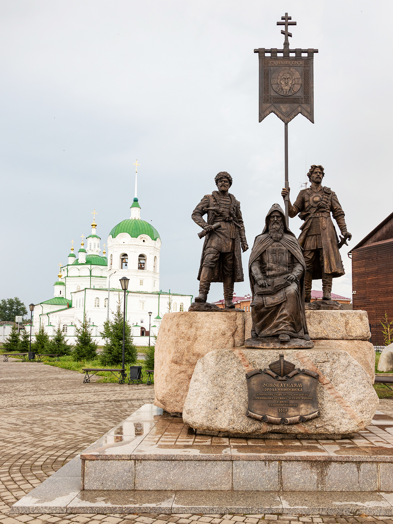 Памятник основателям города