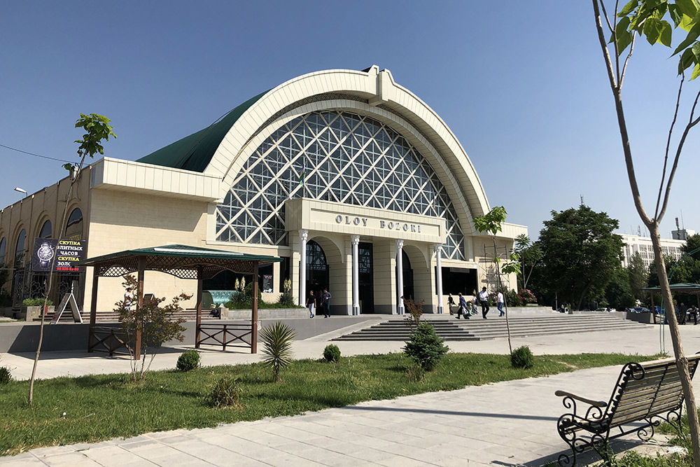 Алайский базар — дорогой рынок в центре Ташкента. Но в пять утра мы покупали там все по оптовым ценам