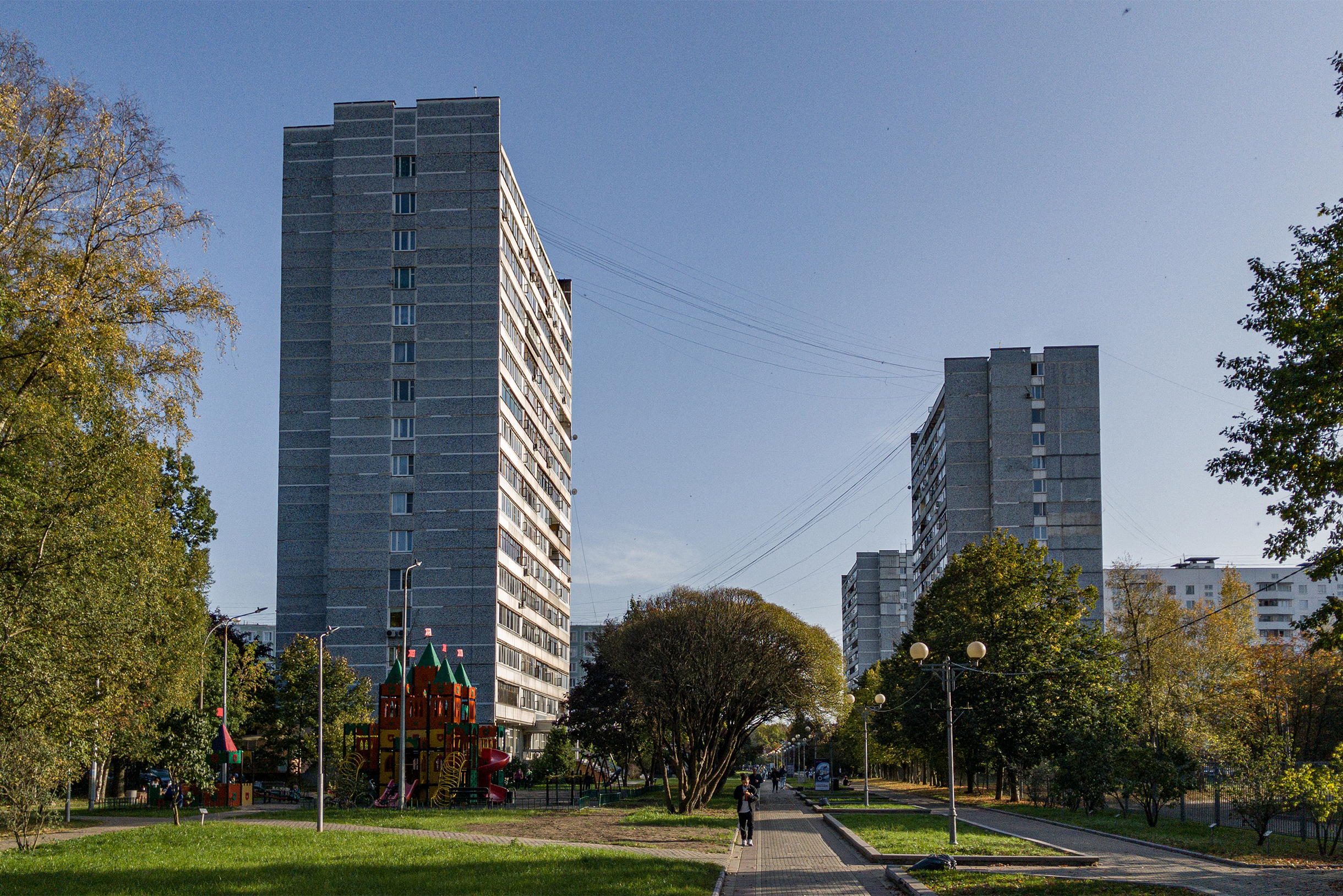 На месте Сиреневого бульвара еще полвека назад была лесная просека. Сегодня это пешеходная улица, которую называют троицким Арбатом. Так он выглядит со стороны Октябрьского проспекта