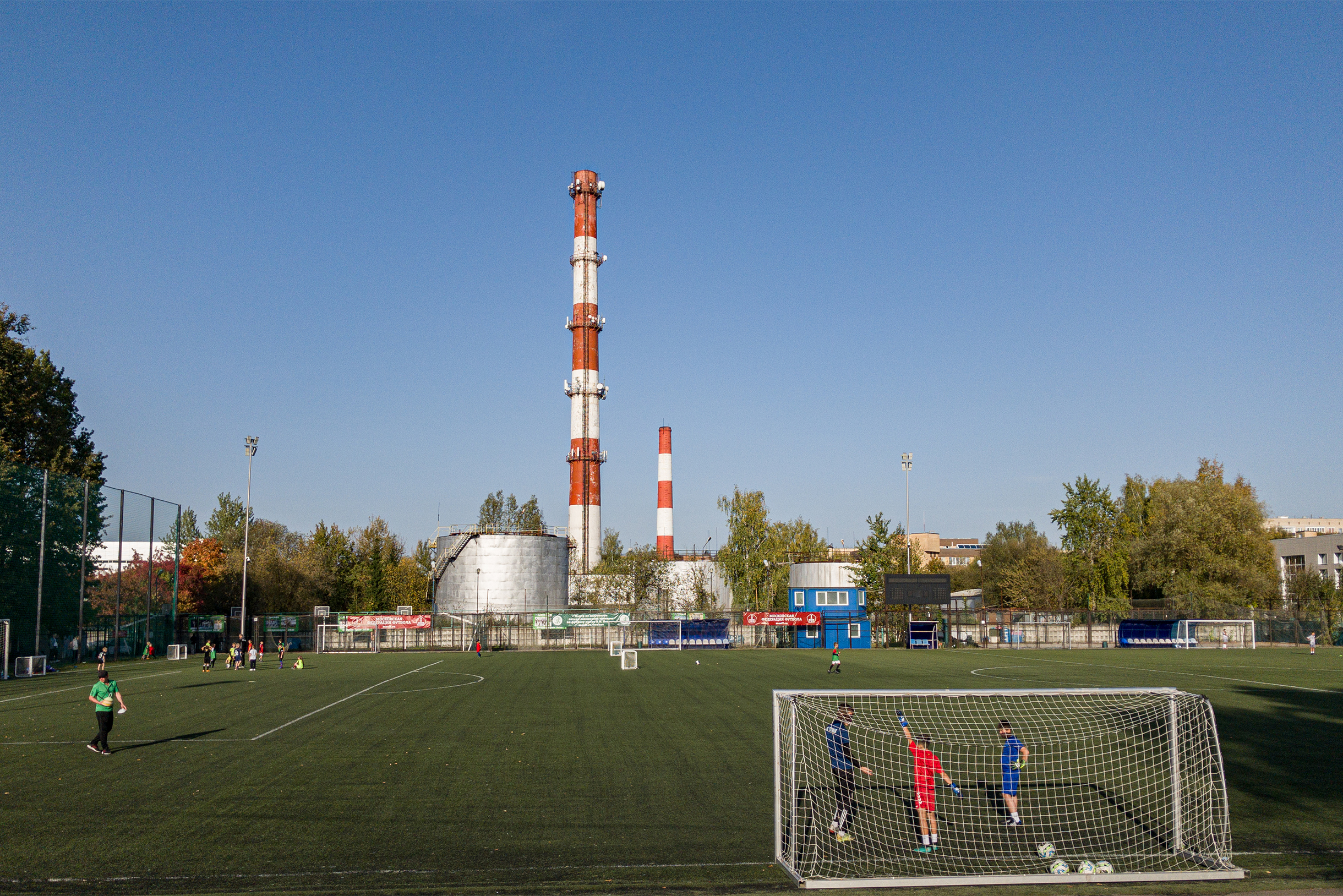 На городском стадионе занимаются дети с тренером