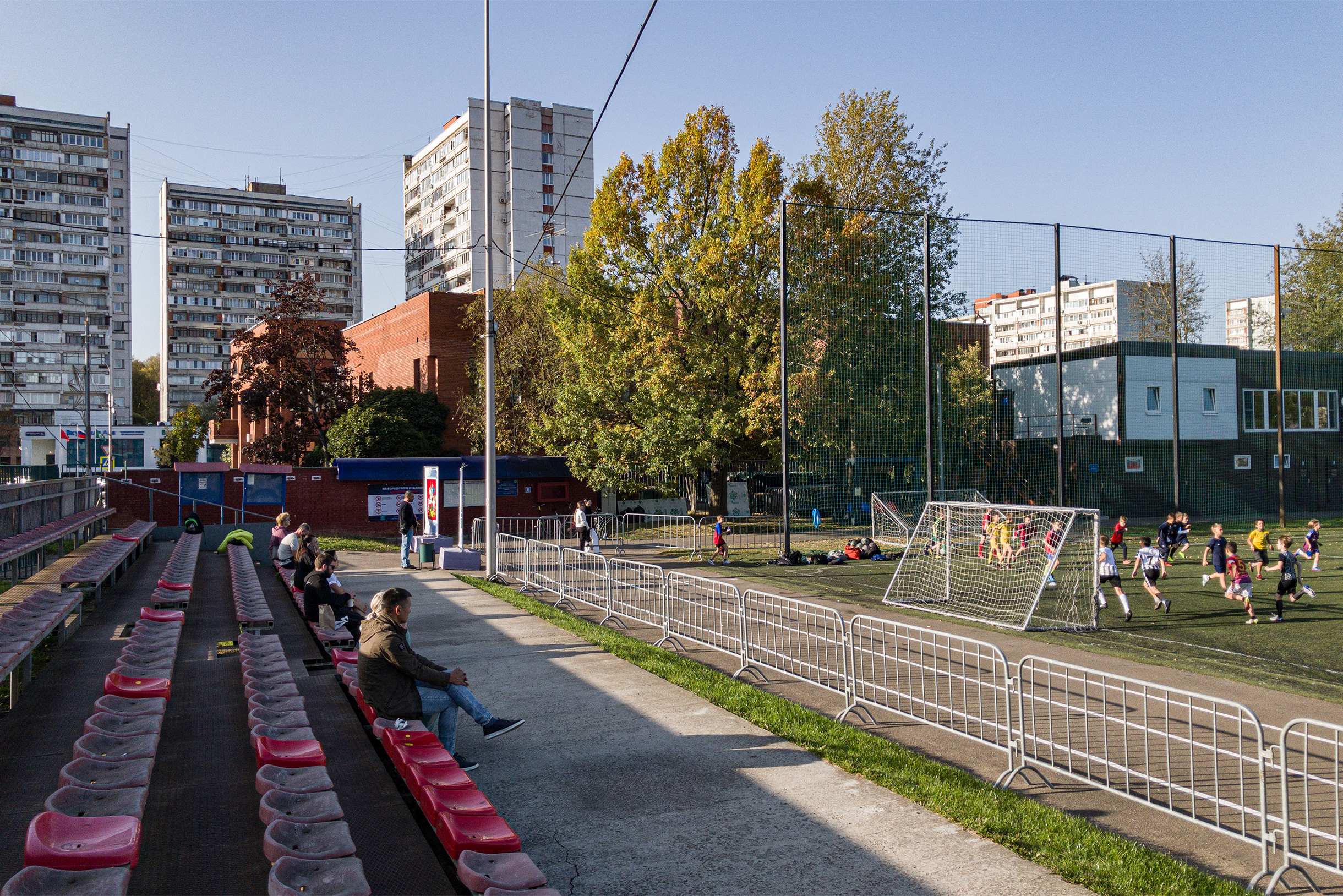 Городской стадион скромный и старенький — не мешало бы обновить трибуны и сделать резиновое покрытие для беговых дорожек