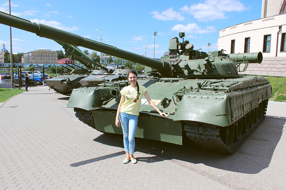 Возле музея — выставка военной техники 20 века. Здесь настоящие артиллерийские установки, боевые пехотные машины и авиационные бомбы. Залезать наверх или внутрь нельзя, но возле некоторых экспонатов стоят лестницы: можно подняться и заглянуть в кабину реактивной системы залпового огня «Град»