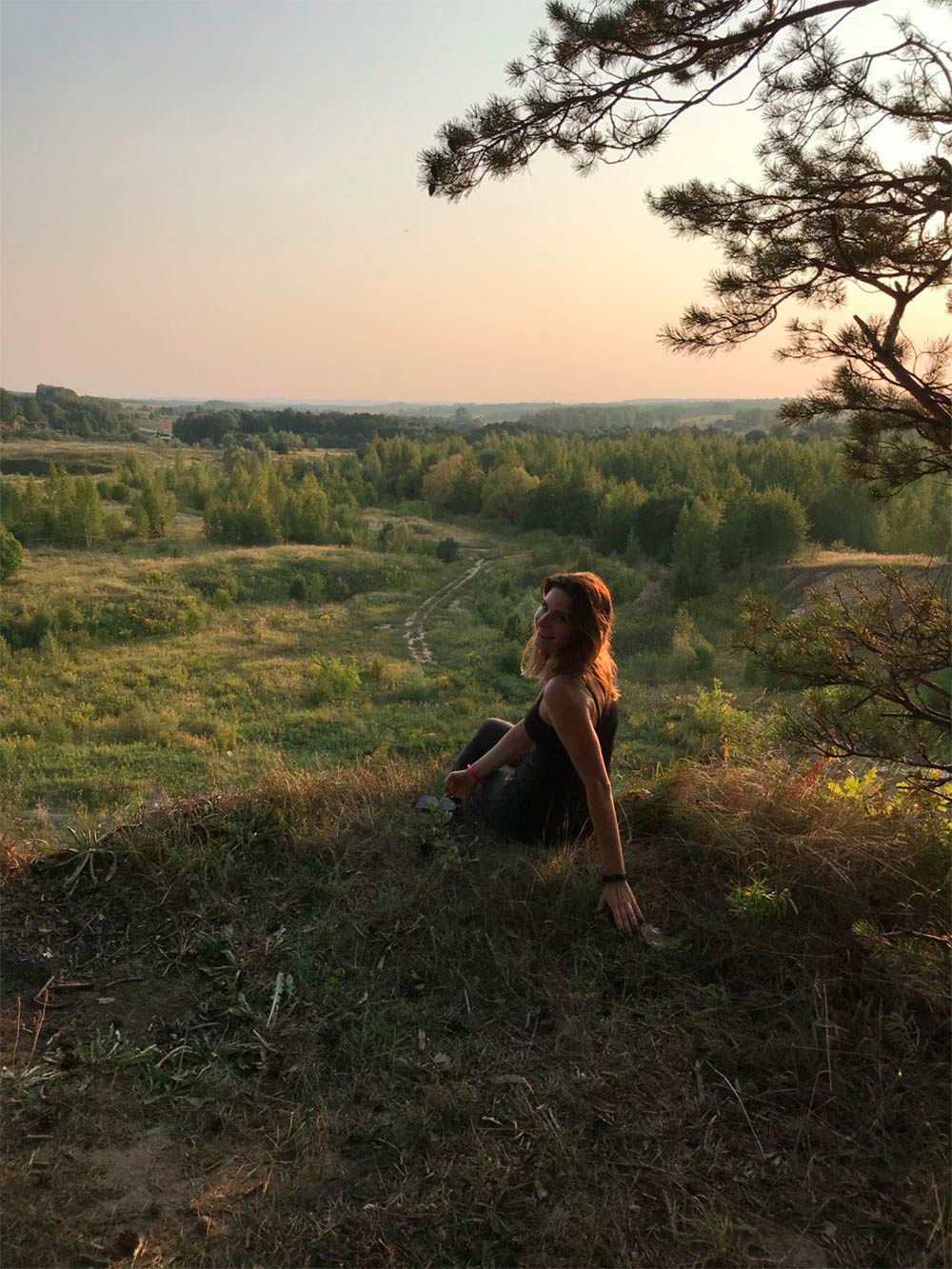 Час на велосипеде от центра города — и вот ты уже болтаешь ногами на обрыве