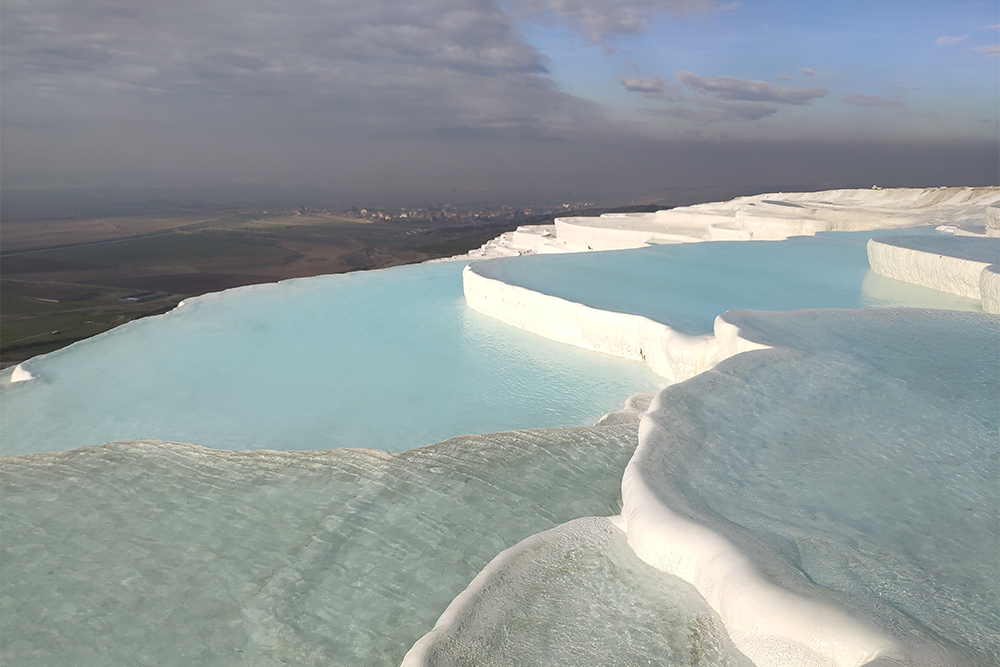 В Памуккале много бассейнов, наполненных водой