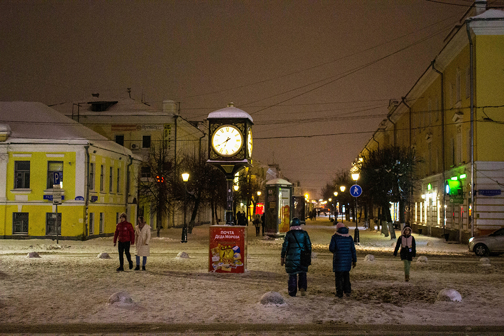 На Трехсвятской улице всегда много людей