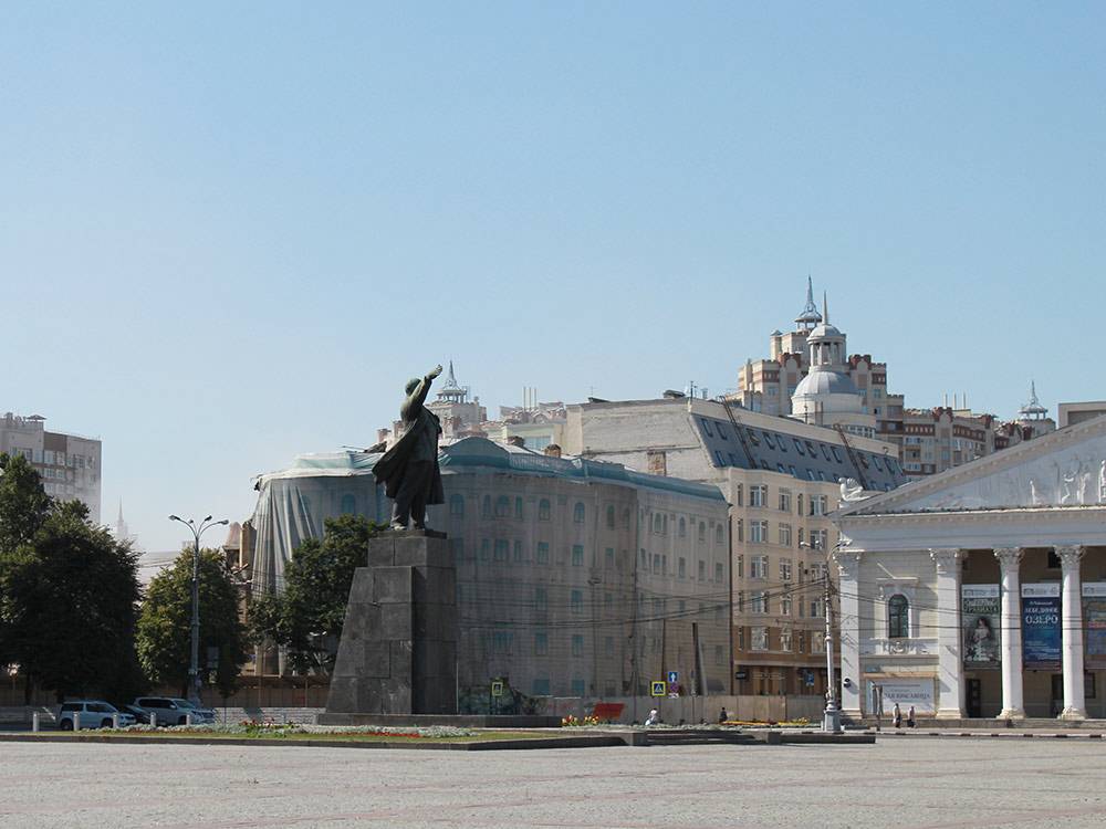 Центральная площадь города: по периметру, как и положено, расположены администрация области, драмтеатр и здания разных органов власти