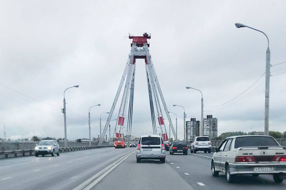 По утрам и вечерам мост забит машинами