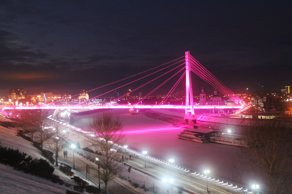 Вечером конструкция красиво подсвечивается. Фото: Сергей Тиняков