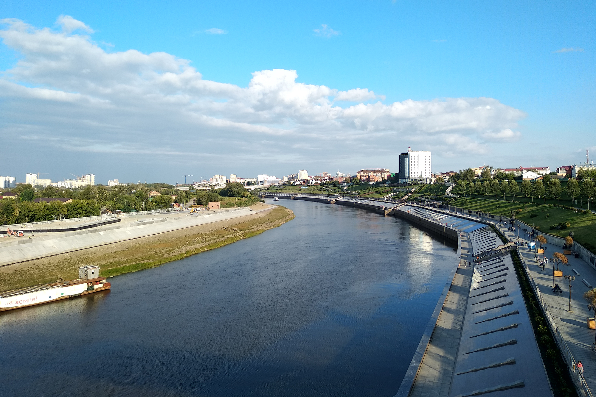 Вид на набережную с моста Влюбленных. Здесь можно разглядеть все четыре уровня. На левом берегу в 2021 году построили одноуровневую набережную