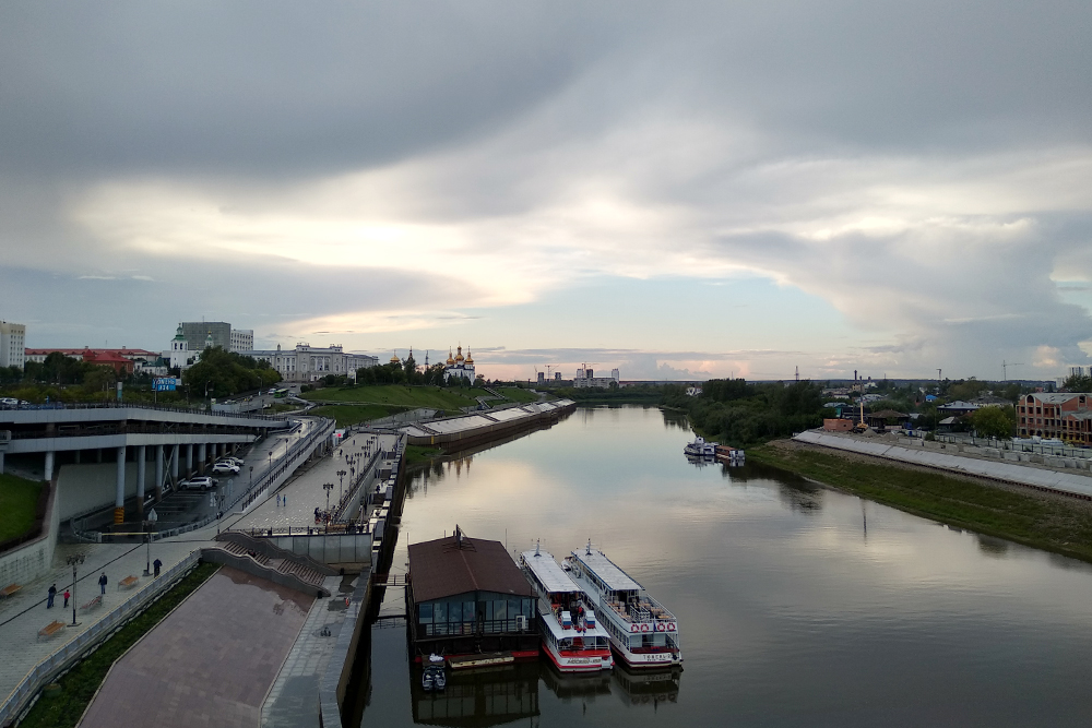 Теплоходы стоят рядом с мостом Влюбленных. С них через мегафоны громко зазывают клиентов. В день, когда мы отдыхали по набережной, было прохладно, и мы решили обойтись без речной прогулки