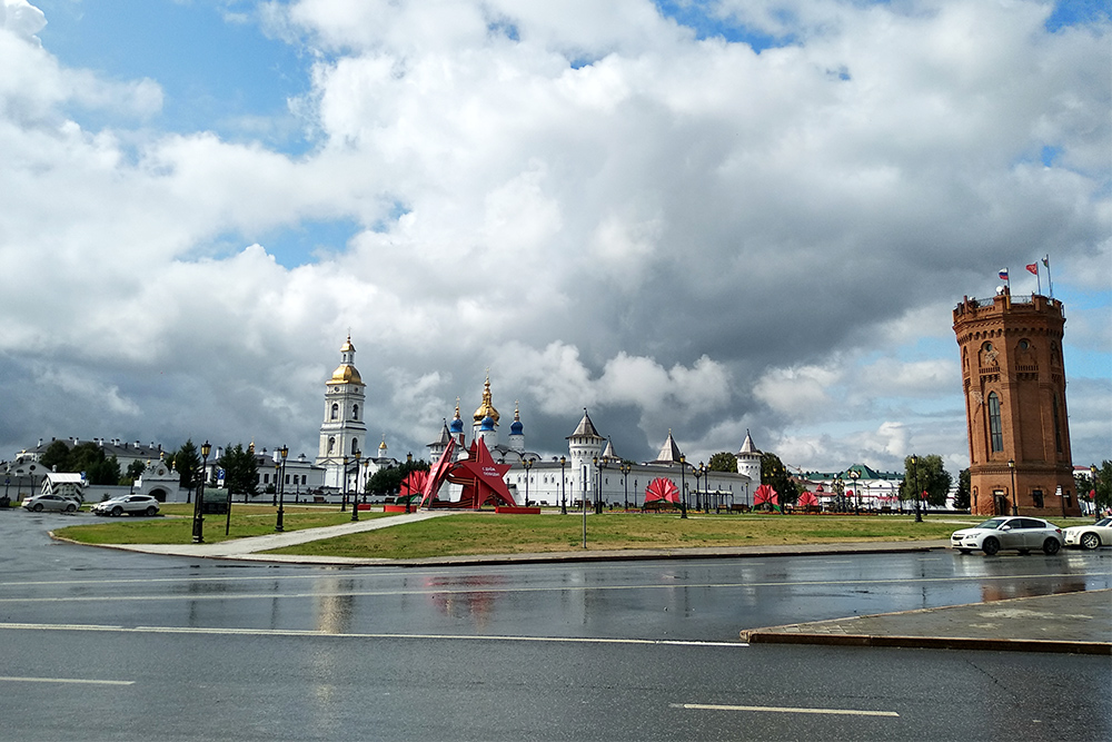 Слева — Тобольский кремль, справа — старая водонапорная башня, в которой теперь расположен магазин сувениров. В Тобольске сувениры дешевле, чем в Тюмени