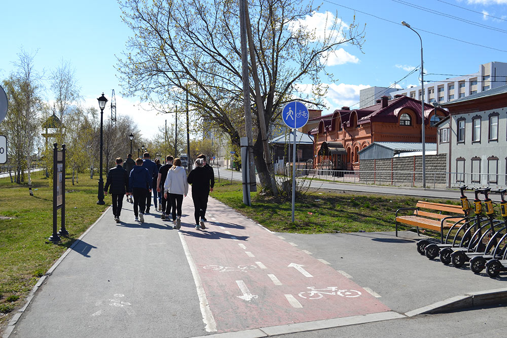 Велодорожка в историческом центре города рядом со Свято-Троицким монастырем. Пешеходы идут, не обращая внимания на разметку