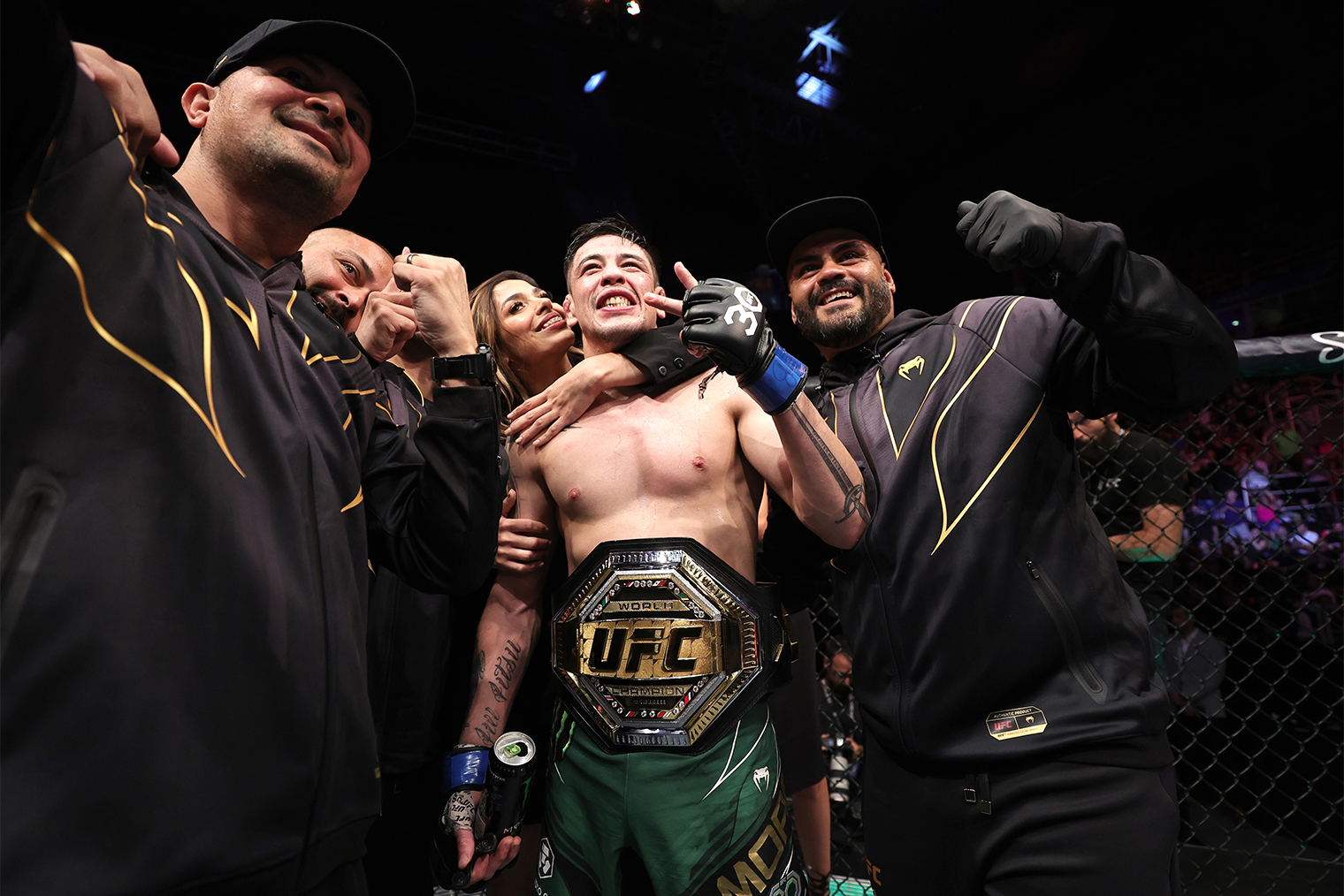 Брэндон Морено с поясом чемпиона в наилегчайшем весе. Источник: Buda Mendes / Getty Images