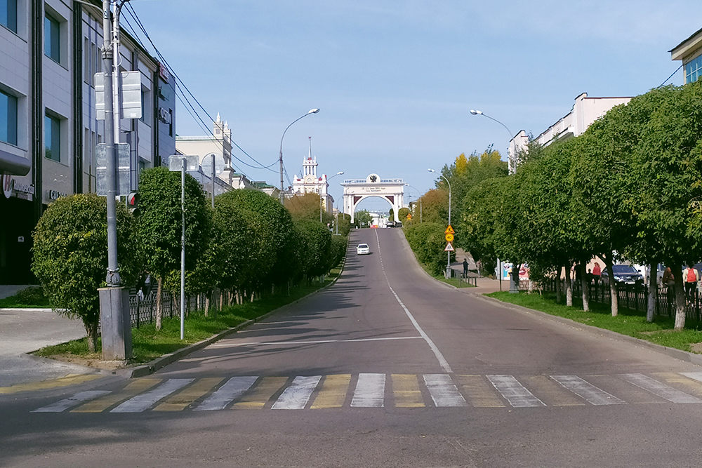 Вид на триумфальную арку «Царские ворота» в начале Арбата. Она была построена в честь приезда цесаревича Николая Александровича. В советское время арку снесли, но восстановили через 70 лет ко дню города