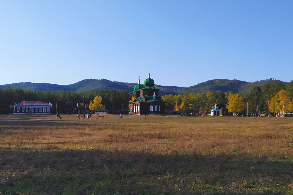 Вид на старообрядческую Никольскую церковь, которая встречает всех посетителей музея