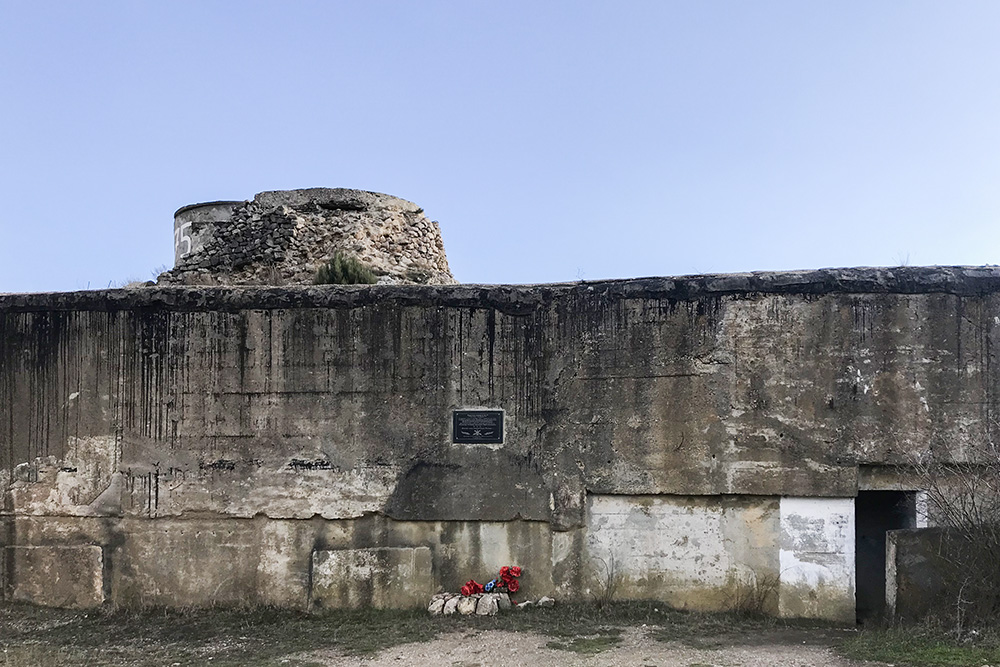 Снаружи батареи находятся доски с информацией и мемориальная табличка