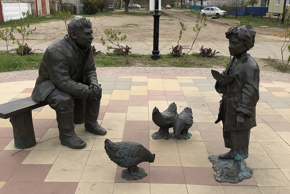 Размер скульптур мужчины и мальчика — почти в человеческий рост. Фигуры изготовили из полимера, хотя на вид — железо