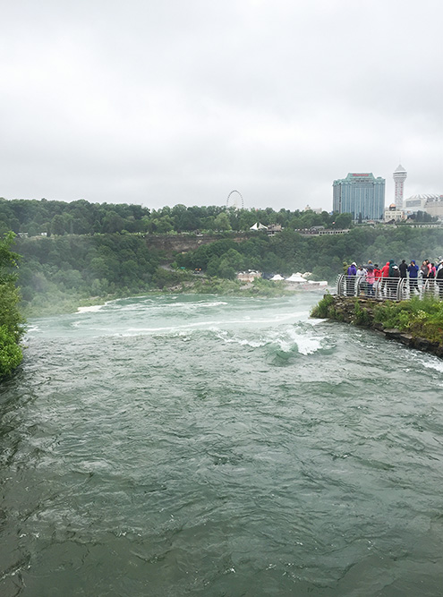 Вид на потоки воды с мостика