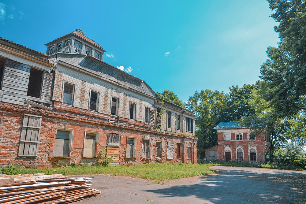 Вид на усадьбу «Заполье» со стороны двора