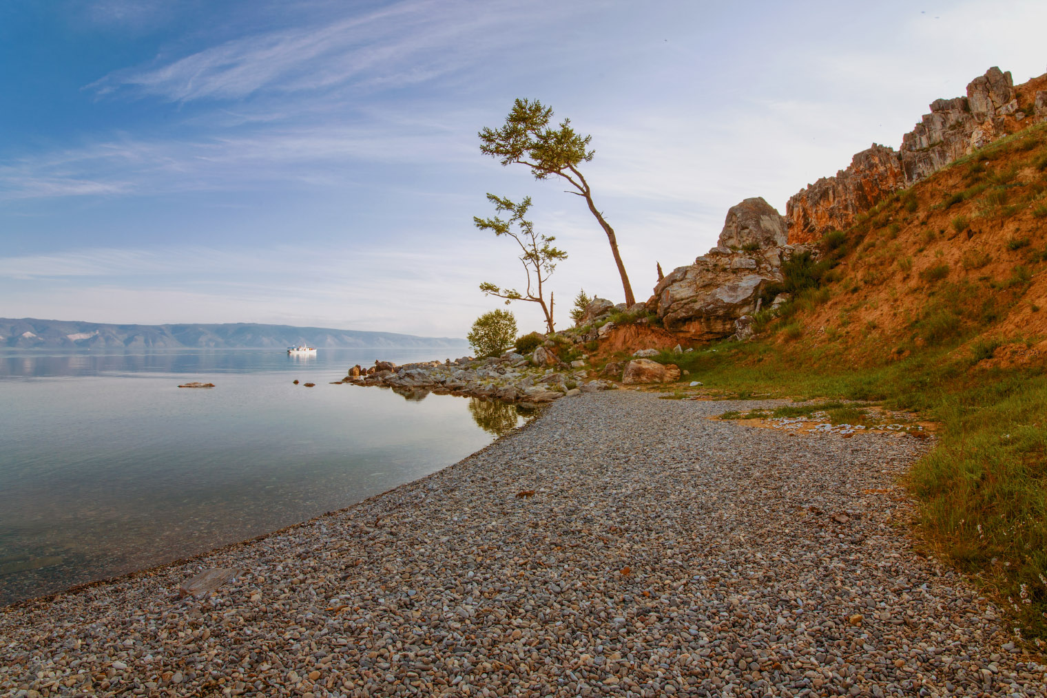 На Сарайском пляже мелкая галька. Фотография: Ovcharov Aleksandr / Shutterstock / FOTODOM