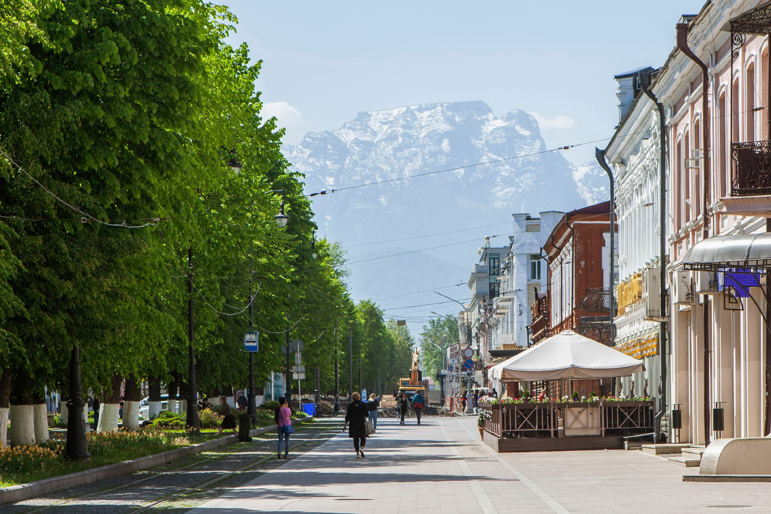 Во время прогулки по проспекту Мира тоже видишь горы. Фотография: Sergei Afanasev / Shutterstock / FOTODOM