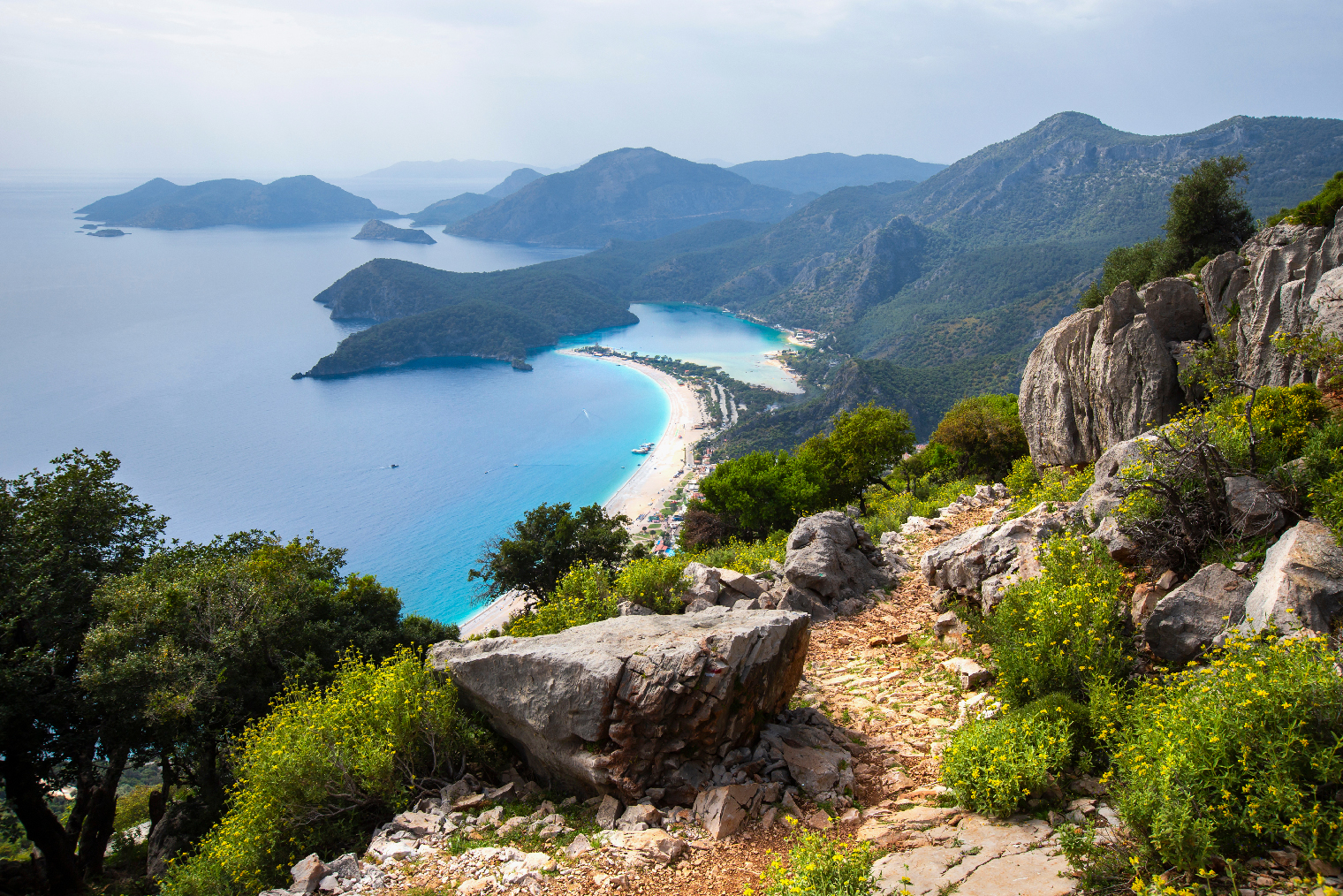 Вид на пляж Олюдениза с Ликийской тропы. Фотография: Favious / Shutterstock / FOTODOM