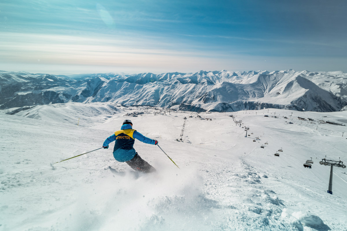 Гудаури находится в 120 км от Тбилиси. Фотография: SoXWhite / Shutterstock