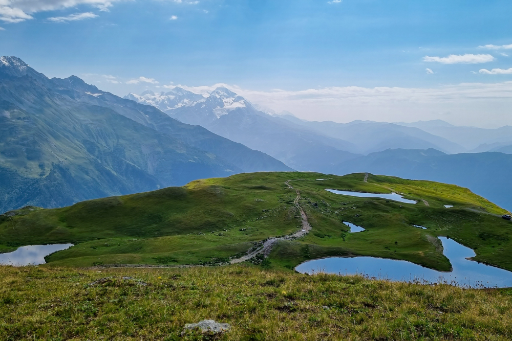 Озера Корульди расположены на высоте почти 3000 метров. Фотография: Christopher Moswitzer / Shutterstock / FOTODOM