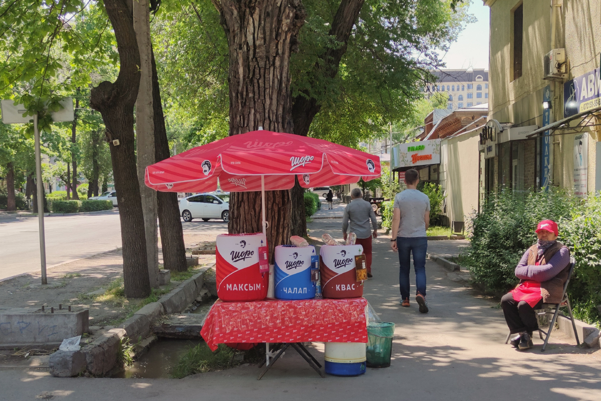 Ларек с напитками в Бишкеке