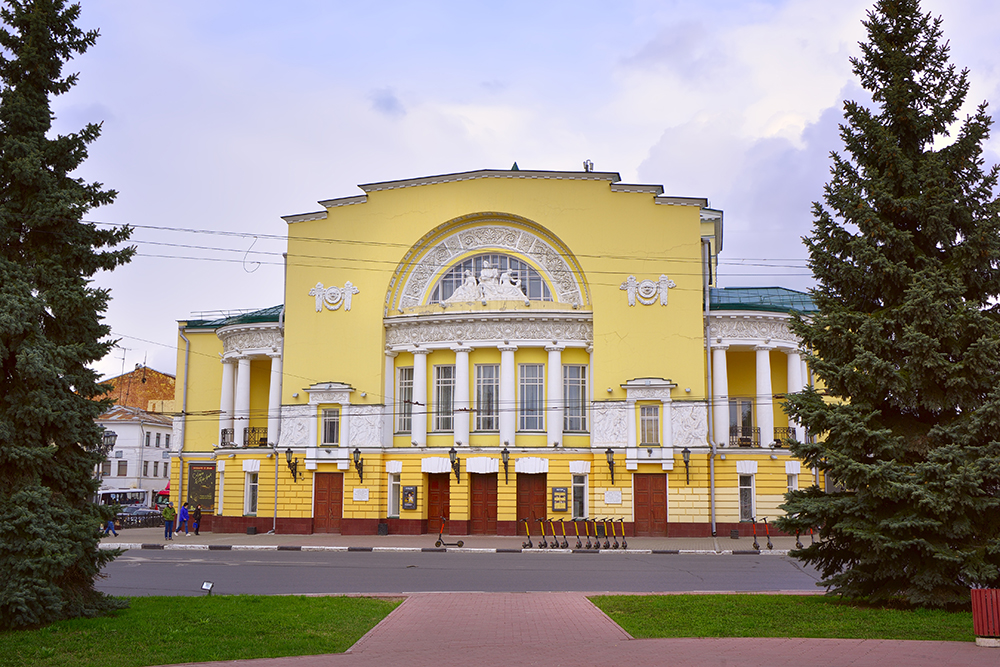 С 18 века у театра было несколько зданий. Современное построили в 1911 году. Фотография: arh sib rambler / iStock